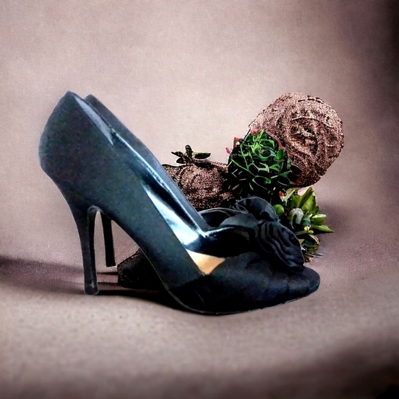 LE CHATEAU WOMENS BLACK OPRN TOE HEELS WITH ROSE BOW - Picture 3 of 7